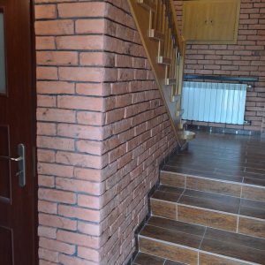 Przykład aranżacji cegły dekoracyjnej  na klatce schodowej.