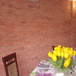 Przykładowa aranżacja restauracji z zastosowaniem cegły dekoracyjnej w kolorze powiew gotyku 686