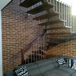 Przykład aranżacji cegły ułożonej na klatce schodowej